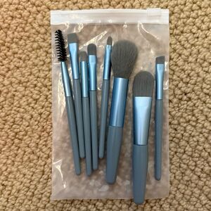8 piece mini makeup brush set!